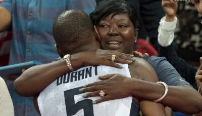 NBA – La mère de Kevin Durant s’emporte contre l’arbitrage face aux Bucks !
