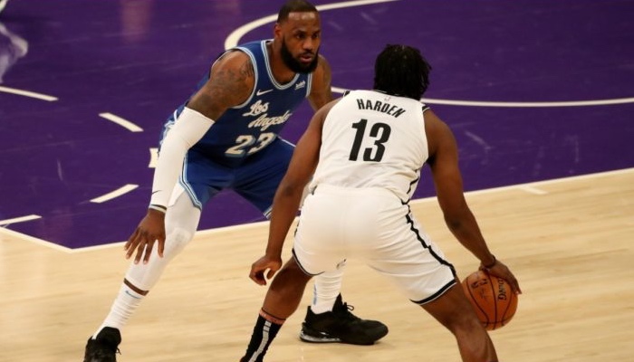 James Harden qui attaque sur LeBron James lors d'un Nets Lakers