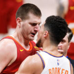 NBA – Devin Booker réagit à sa grosse altercation avec Nikola Jokic