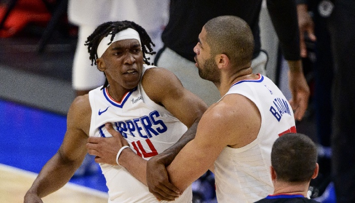 Nicolas Batum qui essaie de calmer Terance Mann chez les Clippers
