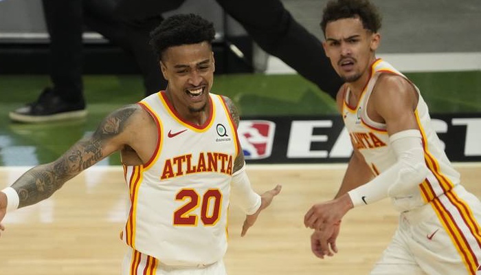 John Collins et Trae Young tout sourire avec le maillot d'Atlanta