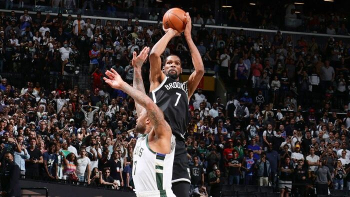 Kevin Durant shoote par dessus Khris Middleton