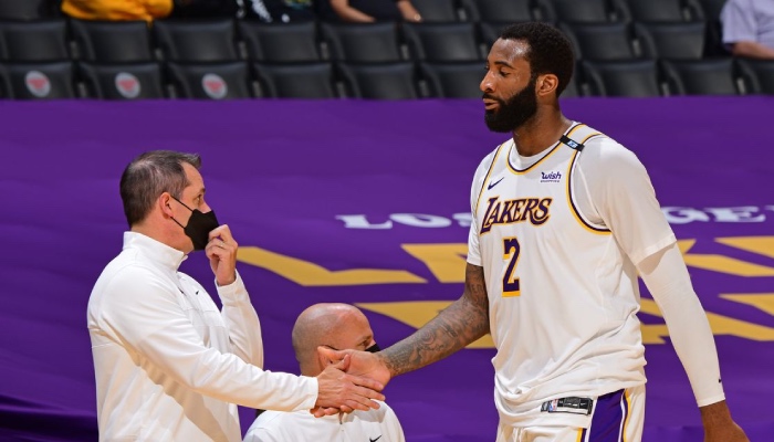 Le pivot NBA des Los Angeles Lakers, Andre Drummond, tape dans la main de son entraineur, Frank Vogel, au moment de rejoindre le banc