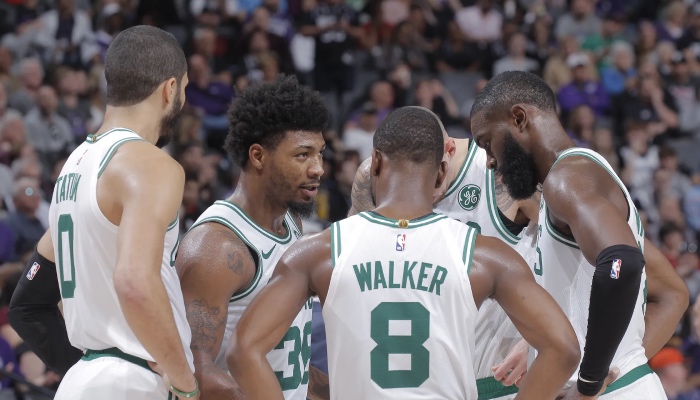 Les joueurs NBA des Boston Celtics, Jayson Tatum, Marcus Smart, Kemba Walker et Jaylen Brown, en pleine discussion