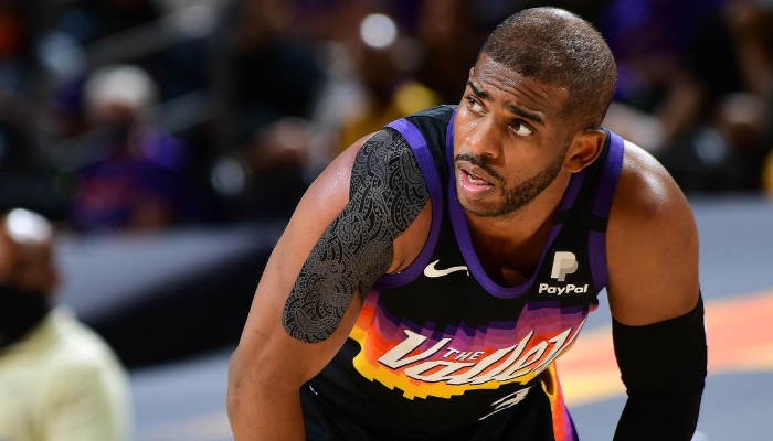 La superstar NBA des Phoenix Suns, Chris Paul, attentive face au conseil folklorique proposé par Nick Young