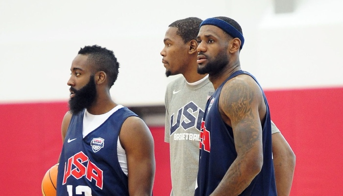 Les supertars NBA James Harden, Kevin Durant et LeBron James, lors d'un entrainement avec Team USA