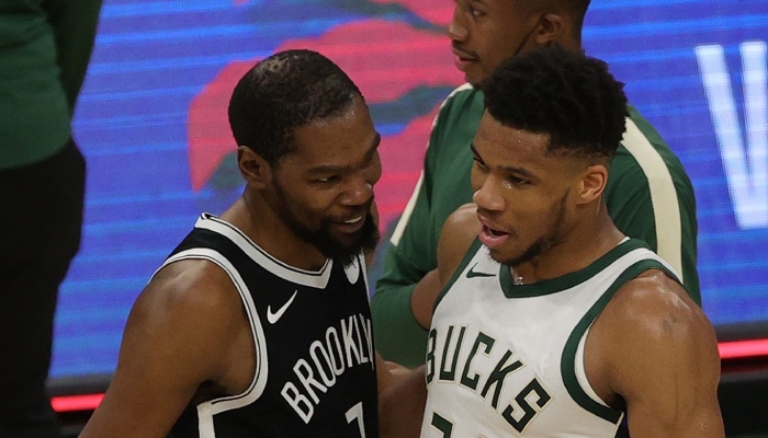 Les superstar NBA des Brooklyn Nets et des Milwaukee Bucks, Kevin Durant et Giannis Antetokounmpo, sourire aux lèvres après une rencontre entre leurs deux équipes.