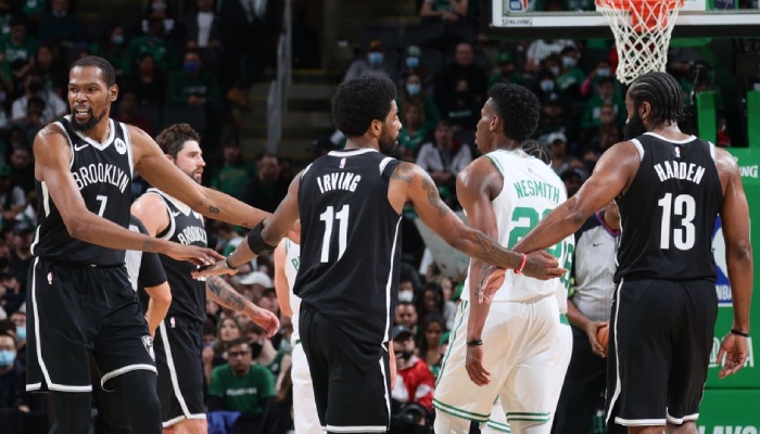 Les superstars NBA des Brooklyn Nets, Kevin Durant, Kyrie Irving et James Harden, se tapent dans la main lors d'un match de playoffs face aux Boston Celtics
