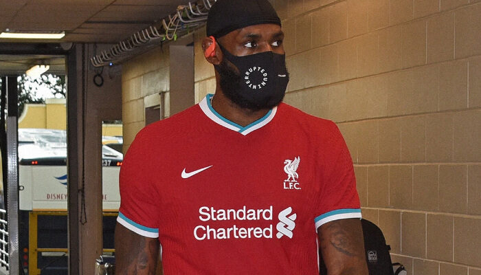 NBA LeBron avec le jersey de Liverpool