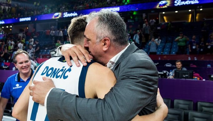 Luka Doncic et son père Sasa Doncic dans les bras l'un de l'autre