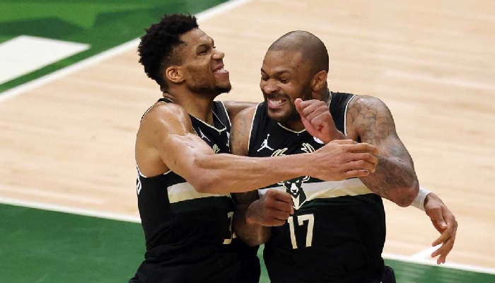 PJ Tucker et Giannis Antetokounmpo célébrant le titre des Bucks