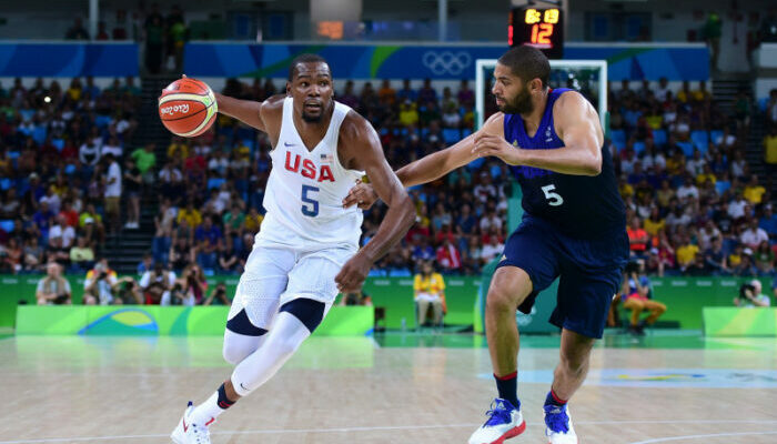 Kevin Durant de Team USA face à Nicolas Batum de la France