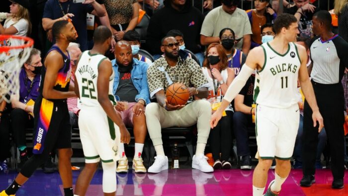 LeBron James au bord du terrain pendant Bucks vs Suns