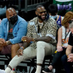 NBA – LeBron débarque au Game 5… avec un objet interdit !