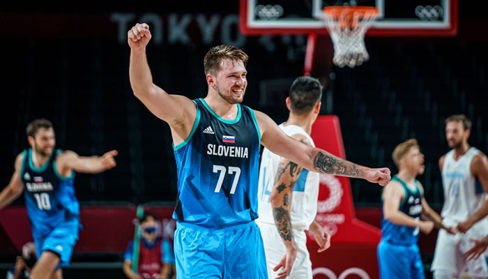 Luka Doncic célèbre un panier avec la Slovénie NBA
