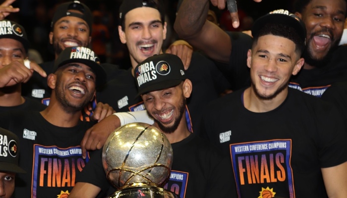 Les joueurs NBA des Phoenix Suns, Chris Paul, Cameron Payne et Devin Booker, célèbrent leur titre de champions de la conférence Ouest 2021