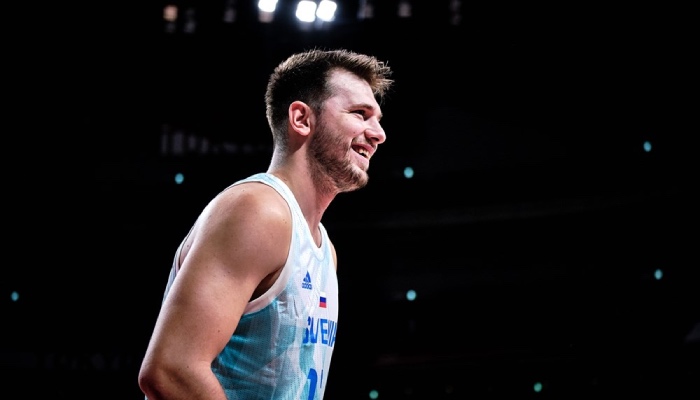 La superstar NBA des Dallas Mavericks, Luka Doncic, tout sourire sous les couleurs de la Slovénie, lors d'un match face au Japon, durant les Jeux olympiques 2020