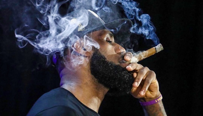 La superstar NBA des Los Angeles Lakers, LeBron James, fume un cigare après la conquête de son 4ème titre NBA, en octobre 2020