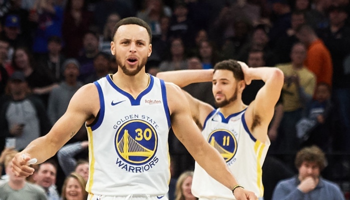 Les superstars NBA des Golden State Warriors, Stephen Curry et Klay Thompson, incrédules devant l'identité du 3ème Splash Brother qui se dégage dans la franchise