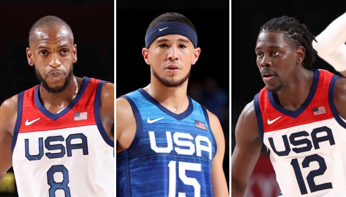 Les stars NBA des Milwaukee Bucks, Khris Middleton (gauche) et Jrue Holiday (droite), entourent l'arrière des Phoenix Suns, Devin Booker (centre), tous sous les couleurs de Team USA