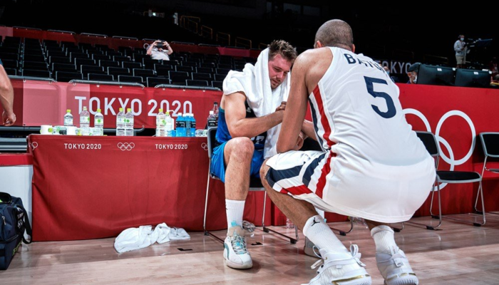 Batum auprès de Halleluka après la victoire des Bleus