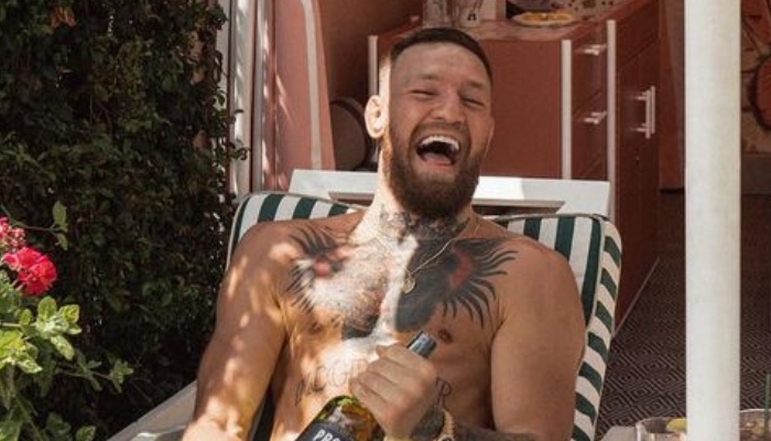 La superstar de l'UFC, Conor McGregor, tout sourire en découvrant la surprise qui l'attendait devant son domicile