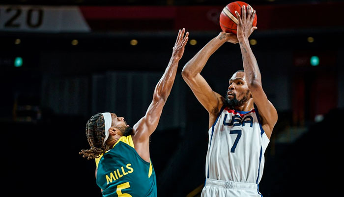 Kevin Durant prend un shoot sur Patty Mills NBA