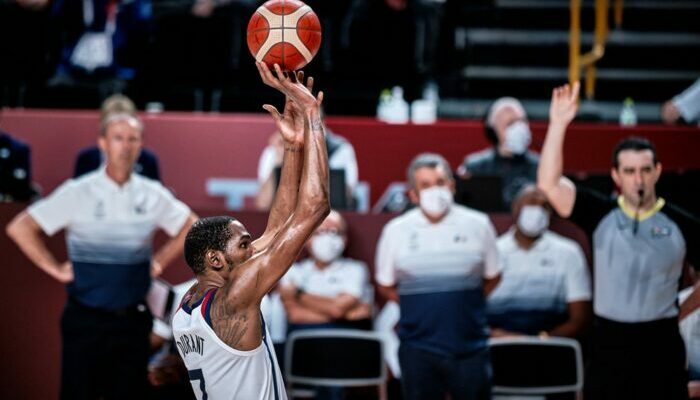 Vincent Collet regarde Kevin Durant découper la France