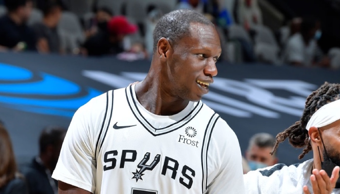 L'intérieur NBA des Atlanta Hawks, Gorgui Dieng, ici sous les couleurs des San Antonio Spurs