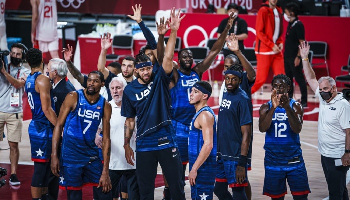 Team USA, représentée ici par Jayson Tatum, Kevin Durant, Gregg Popovich, Zach LaVine, JaVale McGee, Draymond Green, Devin Booker, Jerami Grant et Jrue Holiday, a vu l'un de ses membres imiter sa mère en remportant l'or olympique