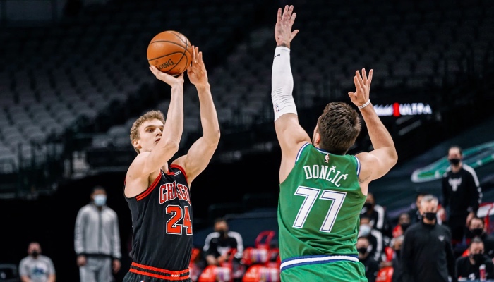 L'intérieur NBA des Chicago Bulls, Lauri Markkanen, tente un tir à 3 points devant l'arrière star des Dallas Mavericks, Luka Doncic