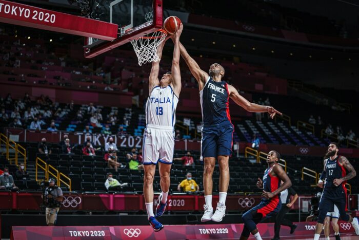 Nicolas Batum face à l'Italie pour la France