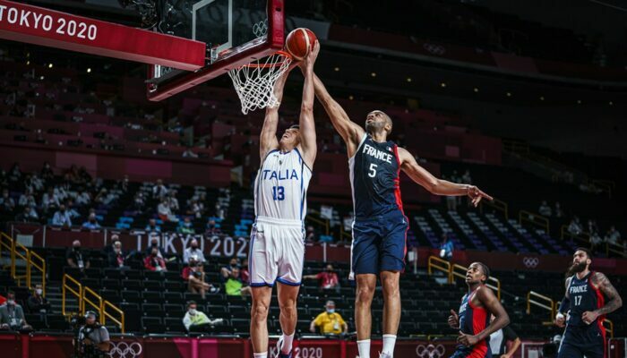 Nicolas Batum face à l'Italie pour la France