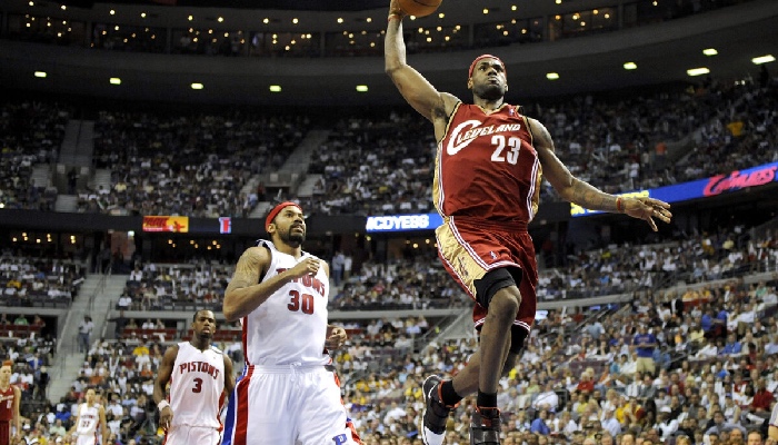 LeBron James dunke devant Rasheed Wallace