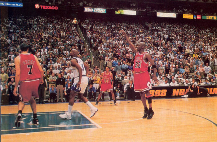 Michael Jordan inscrit "The Shot" sur Bryon Russell
