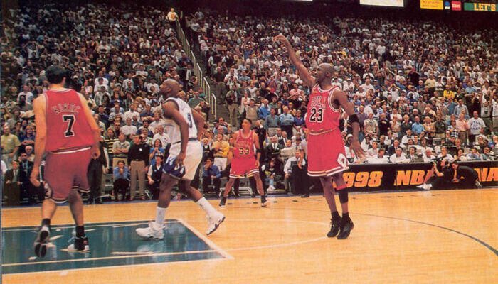 Michael Jordan inscrit "The Shot" sur Bryon Russell