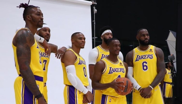 Les joueurs NBA des Los Angeles Lakers, Dwight Howard, Carmelo Anthony, Russell Westbrook, Rajon Rondo, Anthony Davis et LeBron James lors d'un shooting photo effectué à l'occasion du Media Day 2021-22