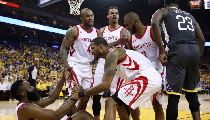 Les joueurs des Houston Rockets, James Harden, P.J. Tucker, Trevor Ariza, Gerald Green et Chris Paul, aux côtés de l'intérieur des Golden State Warriors, Draymond Green, lors des finales de conférence Ouest NBA 2018