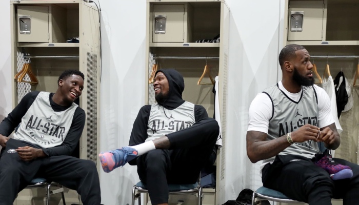 Les stars NBA Victor Oladipo, Kevin Durant et LeBron James se préparent dans le vestiaire à l'orée du All-Star Game 2018