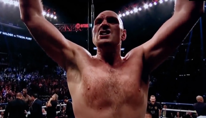 Tyson Fury qui célèbre après une victoire