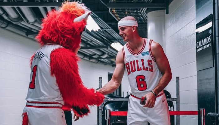 Alex Caruso avec la mascotte des Bulls