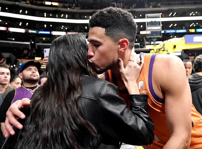 NBA Jenner et Booker s'embrassent