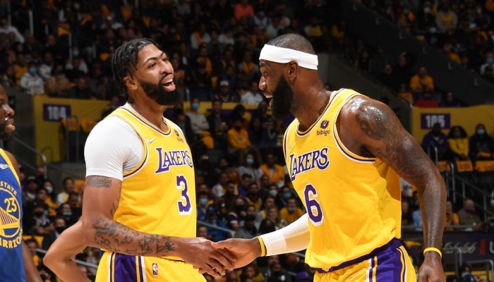 Les superstars NBA des Los Angeles Lakers, Anthony Davis et LeBron James, se félicitent en apprenant le retour prochain d'un de leurs coéquipiers, pensionnaire de l'infirmerie en ce début de saison
