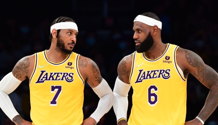 Les stars NBA des Los Angeles Lakers, Carmelo Anthony et LeBron James, lors de leur premier match sous les mêmes couleurs