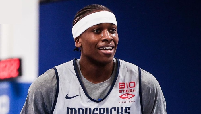 Le meneur français de NBA, Frank Ntilikina, souriant à l'entrainement, sous ses nouvelles couleurs des Dallas Mavericks