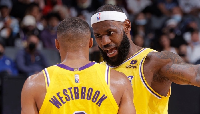 La superstar NBA des Los Angeles Lakers, LeBron James, donne ses consignes à son coéquipier, le meneur Russell Westbrook, lors de l'Opening Night 2021, face aux Golden State Warriors