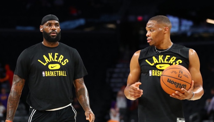 Les deux superstars des Los Angeles Lakers, LeBron James (gauche) et Russell Westbrook (droite), lors d'un échauffement précédant la rencontre de pré-saison NBA face aux Phoenix Suns