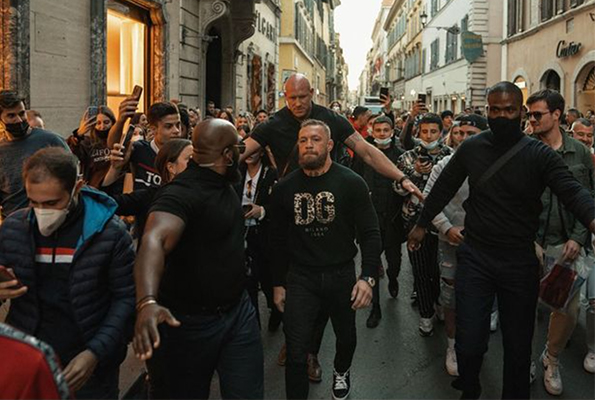 La terrificante guardia del corpo Conor McGregor sta facendo scalpore in Italia!  (Video)