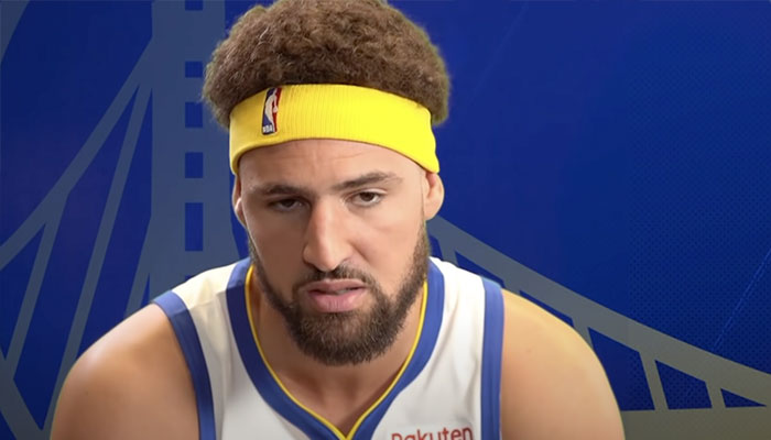 L'arrière NBA Klay Thompson lors d'une interview sous les couleurs des Golden State Warriors