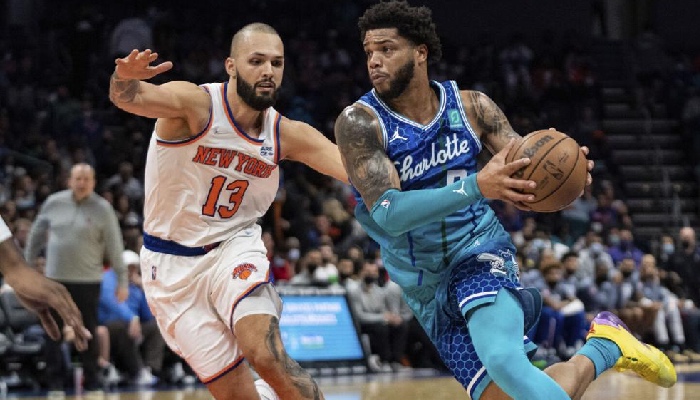 Evan Fournier des Knicks en difficulté face à Miles Bridges des Hornets